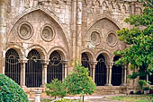 Tarragona - La cattedrale, particolare del chiostro formato da elementi romanici, gotici e di ispirazione araba.